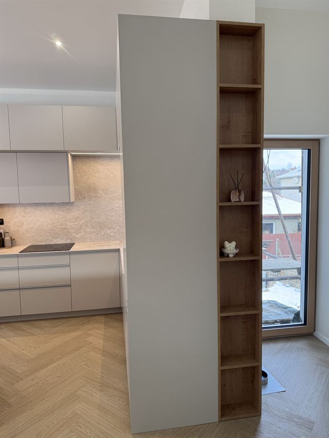 Vysoká skříň s otevřeným regálem