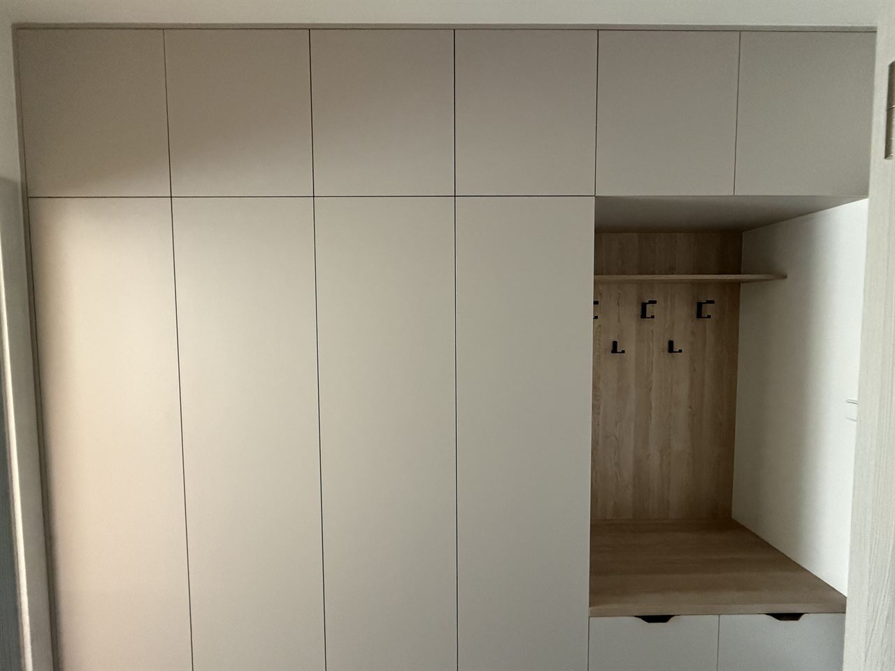 Předsíň se skříněmi a sedací nikou
