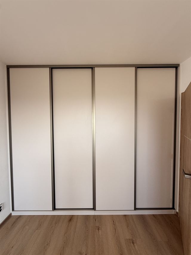 Skříň s posuvnými dveřmi
